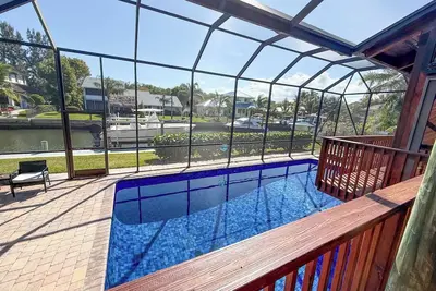 Image de Waterfront with boat dockage and pool - Bring your boat/fish off the dock!