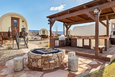 Image de Outdoor experience Pet Friendly Wagon on the Pond w/ 2 Qb and Outdoor Kitchen