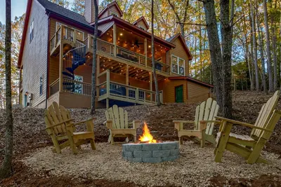 Image de Heavenly Pines - Rustic Getaway w/Hot Tub, Fire Pit, and New Furnishings