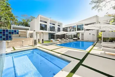 Image de Modern Pool Oasis 5br/7bth Villa