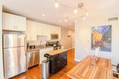 Image de Gorgeous Minimalist Gem w/ Fenced Backyard + W/D