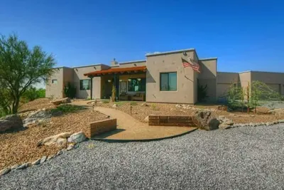 Image de Custom Nw Home with Unparalleled Desert Views