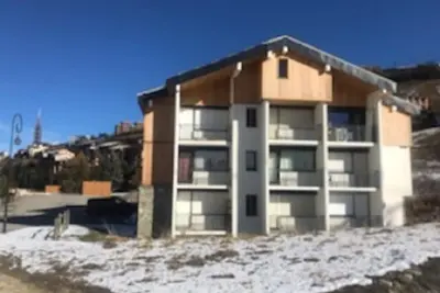 Image de studio skis aux pieds Les 3 vallées 650km de pistes
