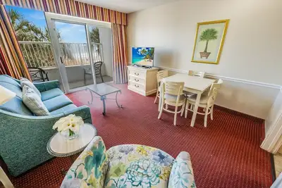 Image de Low Floor, Amazing Oceanfront Views, Luxurious Suite