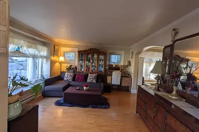 Image de Walker's paradise, Safe, Quiet, charming, 1Free Permited street parking infront.