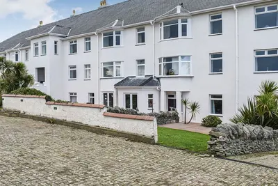 Image de A spacious apartment with sea views and walking distance to the bay.