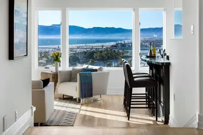 Image de Spectacular Ocean/City/Marina View Custom Home