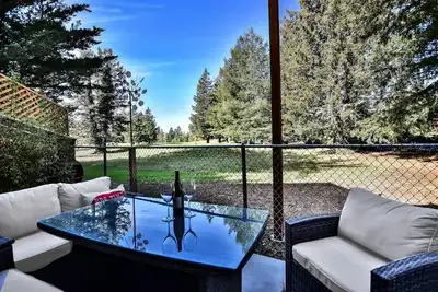 Image de Wine Country Townhouse with Golf Course View!