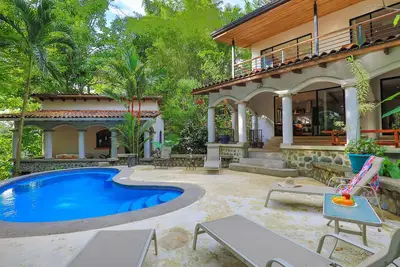 Image de Villa Monos Bailarines: 2br Home + 1br Studio Guest House, Pool & Wildlife!