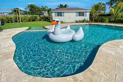Tequesta Beach House, Heated Private Pool, Close to Beach, Sleeps 8