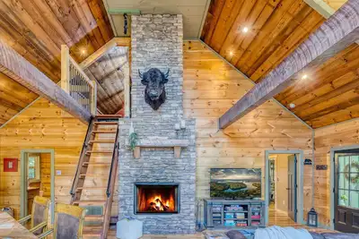 Image de Fall Family Vacation | Arcade, Theater, Hot Tub, 4 Kings Aska Adventure Area
