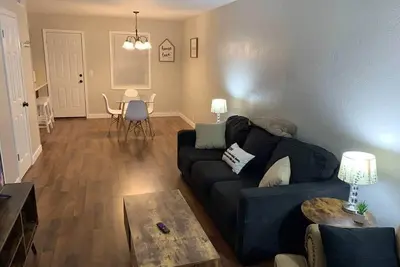 Image de Pet Friendly, Fenced Yard, Clean & Quiet!