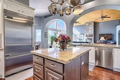 Image de *Rare Find* Huge house on a Private Golf Course!