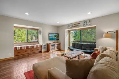 Image de Updated Condo | 5 Minute Walk to the Village at Palisades Tahoe | Close to Hiking