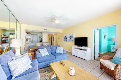 Image de 2nd-Floor Waterfront Condo with Central Ac, Washer/Dryer & Shared Pools