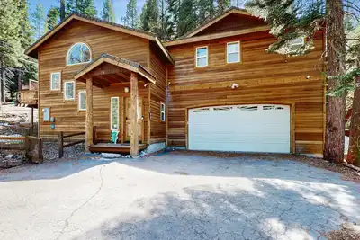 Image de Wooded Charm with Jetted Tub, Deck, & Full Kitchen - Close to Town