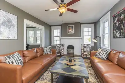 Image de Bourbon n Horses themed 3b/2Ba home in beautiful Chevy Chase neighborhood!