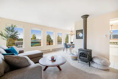 Image de Comfortable home with Puget Sound view, decks, garden patio, WiFi & W\/D