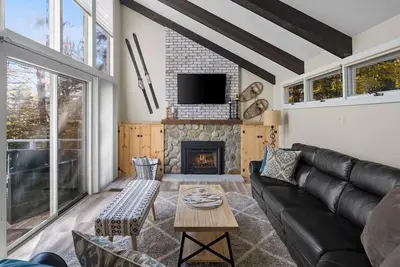 Image de Rustic Modern Ski Home-Close to MtSnow w/Fireplace