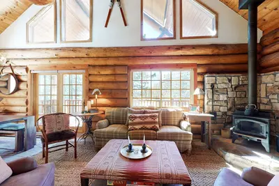 Image de Dog-Friendly Classic Log Cabin with Game Room, Deck & Views