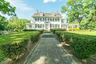 Image de This is a beautiful family-friendly historic mansion on a private lake.