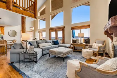 Image de Beautiful Cabin W/ Gorgeous Lake Views, Private Hot Tub, Free WiFi & Large Deck