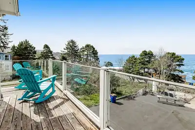 Image de Luxury, Dog-Friendly Home w/Ocean Views, Gas Fireplace, Jetted Tub, Deck
