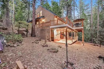 Image de Cozy Cabin w\/Spacious Deck, WiFi, Pool Table, Shared Pool - Walk to Fly-In Lake
