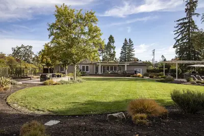 Image de Long term rental. . . serenity found off of iconic Zinfandel Lane!
