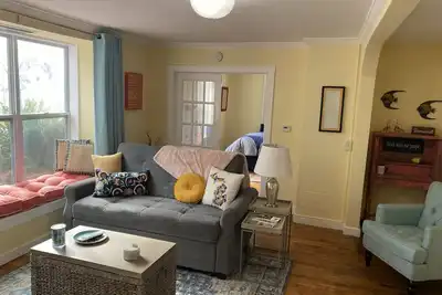 Image de Sunny, fresh, well-appointed, whimsical, cottage-style across from Copeyon Park!