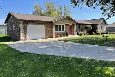 Image de Laurie's Place-Luxurious & Spacious Home Sleeps10! Amazing Large Enclosed Patio!