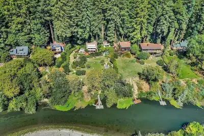 Image de Gorgeous Riverfront Estate with Dock, in Wine Country, Minutes from the Beach
