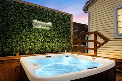 Image de Walk to Riverwalk! 2br w/ Hot Tub & Parking