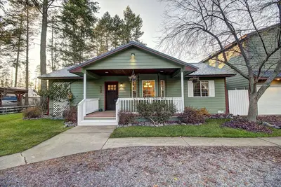 Image de Whitefish Luxury Escape w hot tub, fenced in yard, and fully stocked kitchen