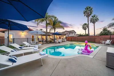 Image de Your private oasis with heated pool and garden in Oceanside!
