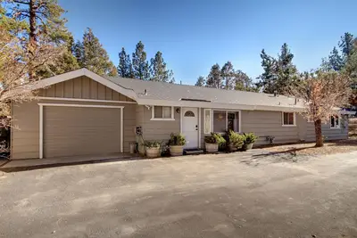 Image de 4 Bedroom cabin, dog friendly with large private fenced yard and Ev charger