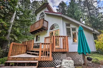 Image de Enchanting Escape w\/ Hot Tub, Decks & Views!