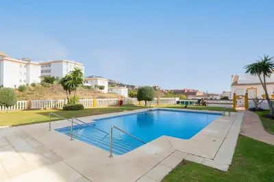 Image de Charmante maison de ville à Fuengirola, proche de la mer, avec terrasse et piscine commune.