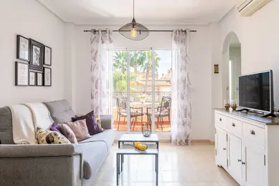 Appartement avec vue sur mer, piscine et jacuzzi partagés, terrasses, jardin et Wi-Fi.