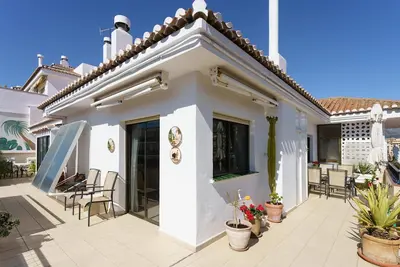 Appartement penthouse \"Acapulco\" avec piscine partagée, jardin, terrasse et Wi-Fi