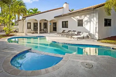 Image de 5br Oasis w\/ Pool & 1 Acre of Land w\/ Bball&Soccer