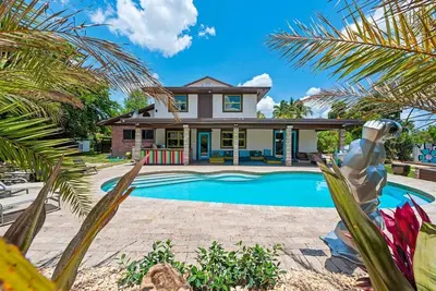 Image de Gated Private Acre 5br4ba Tropical Villa w\/Theater