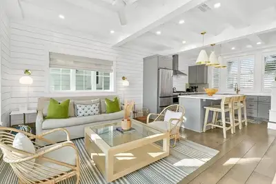 Image de Relax Lakeside at a Cinnamon Shore South Cottage near Infinity Pool & More