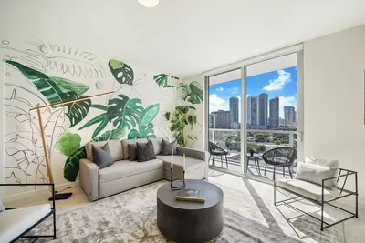 Image de Modern Tropical 1 Bdrm + den Condo