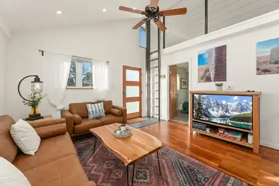 Image de Vibrant Downtown Bungalow – Walk Everywhere!