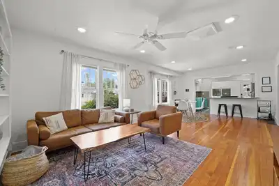Image de 3 Blocks to Main St / Kids Lounge & Tv / Sleeps 6 / W&D / Workspace / Priv Yard