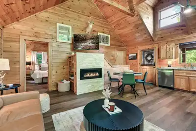 Image de Completely Renovated! Cozy cabin- 12 miles to Dollywood with brand new Hot Tub