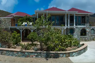 Image de Spacieux Coral Bay Villa avec des vues spectaculaires aussi loin que l'oeil peut voir