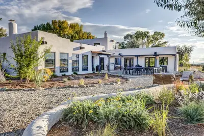 Image de Gem Hacienda - Taos, Nm - Luxe Private Home -9 bedrooms- Sleeps 30 - Book Now!