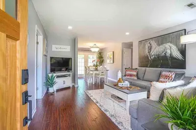 Image de ‘Bit-O-Glam’ Welcomes You! Beautiful 3 Bedroom 2 Bath Home!